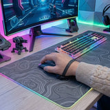 Repose-poignet Gaming G-Series - Ergonomie & Performance | Popmypad sur un bureau de gaming avec clavier et écran lumineux.